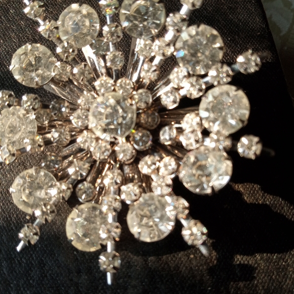 Rhinestone Snowflake Lapel Pin Brooch - Picture 6 of 12